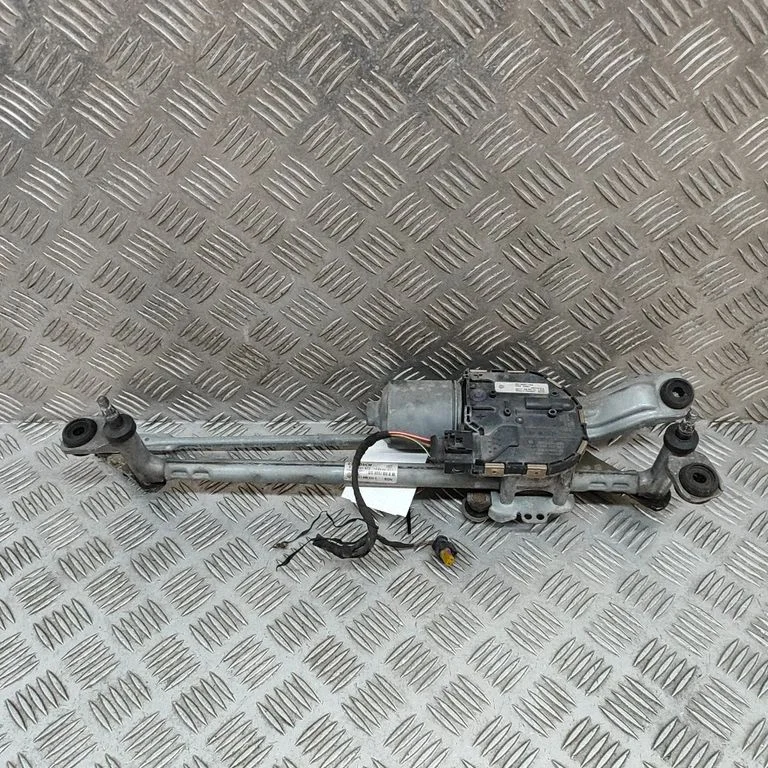 Front wiper linkage and motor – Volkswagen e-Golf (2014-)