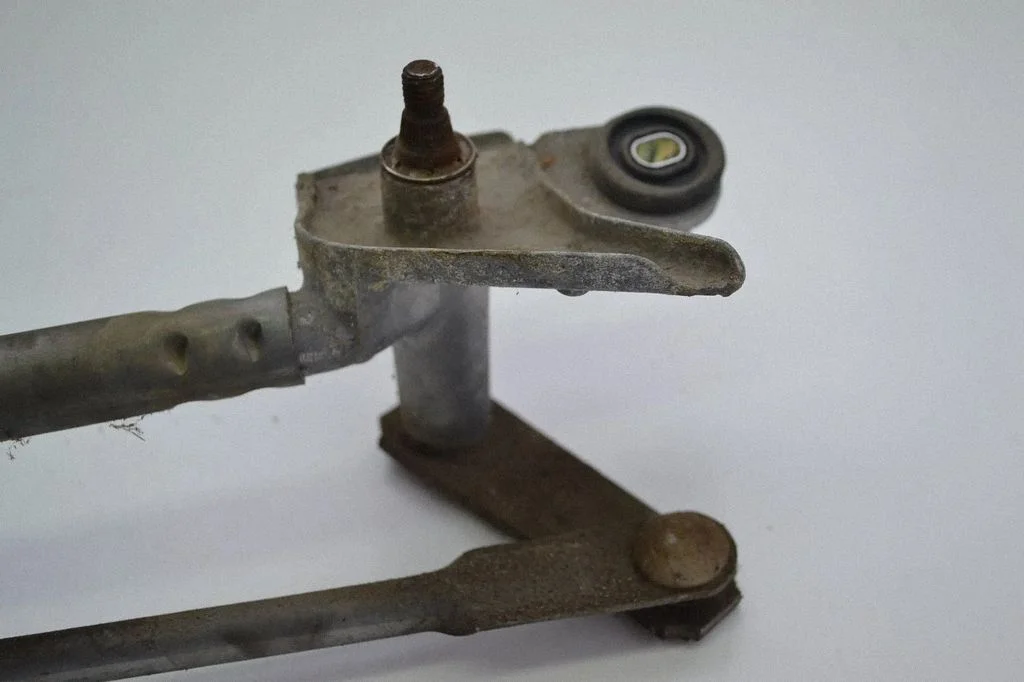 Front wiper linkage and motor 9E5117566AA – Ford Fusion (2006-2012)