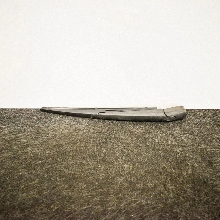 Rear wiper blade arm