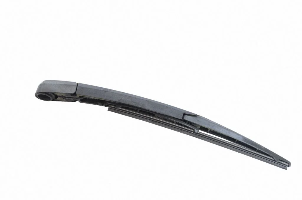 Rear wiper blade arm