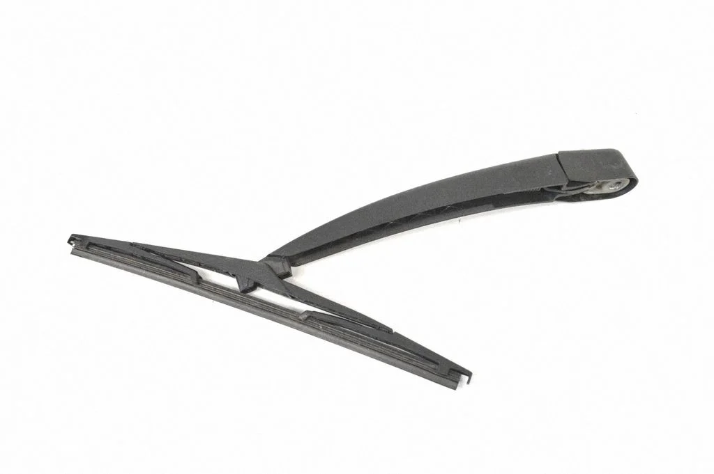 Aizmugurējā stikla tīrītāja svira 8A6117406AA