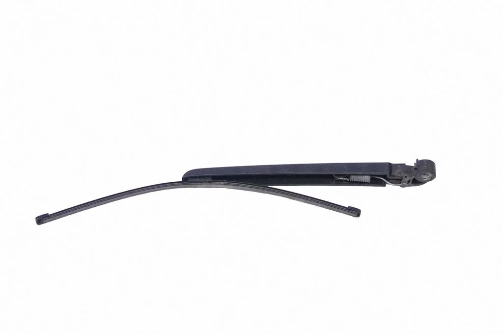 Rear wiper blade arm