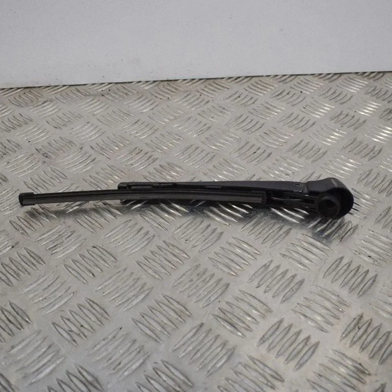 Aizmugurējā stikla tīrītāja svira A1768240019