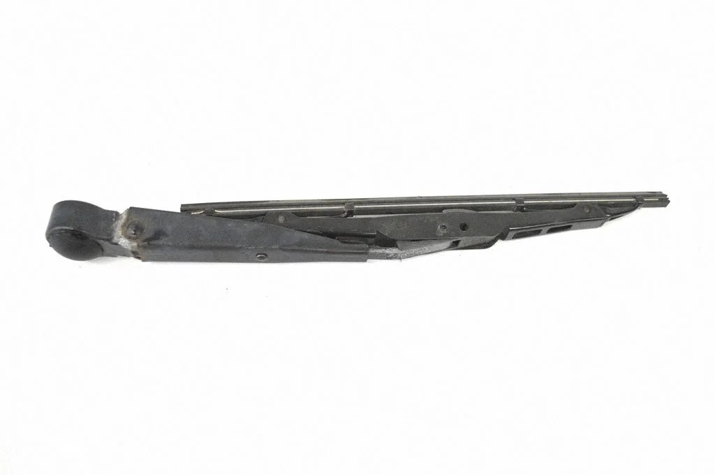 Rear wiper blade arm