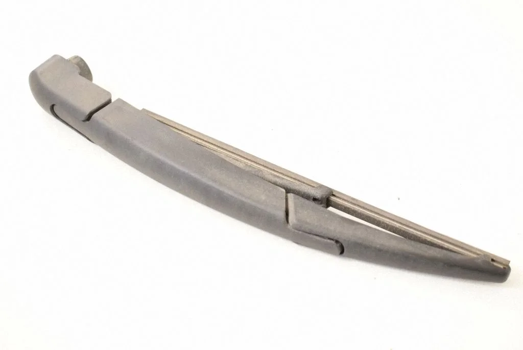Rear wiper blade arm