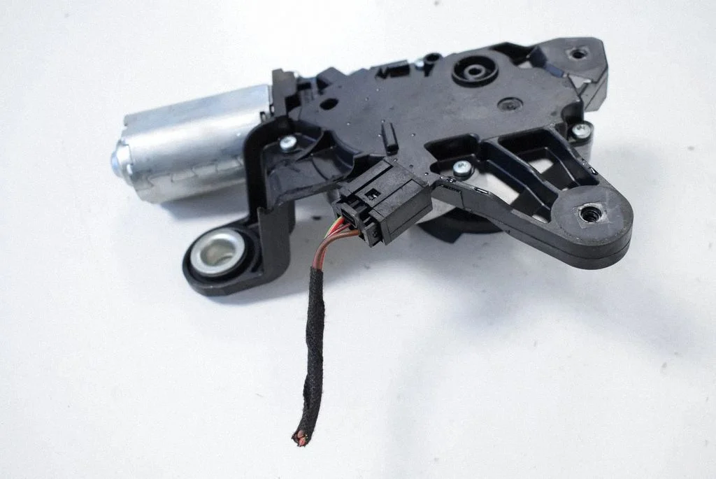 Aizmugurējā stikla tīrītāja motoriņš 7311415