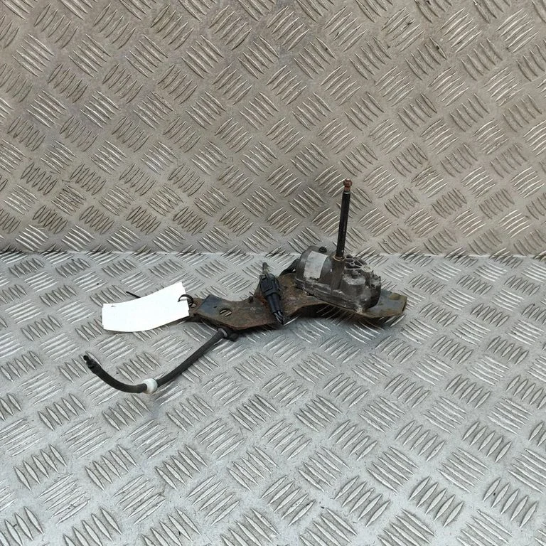 Rear window wiper motor – Nissan Patrol Y61 (1997-2009)