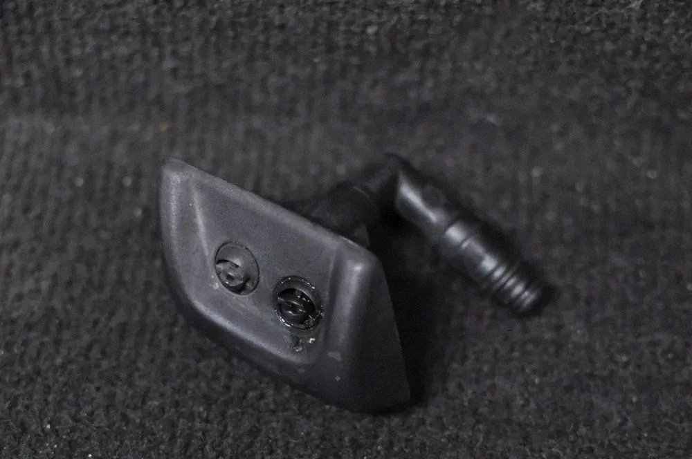 Headlight washer spray nozzle – right
