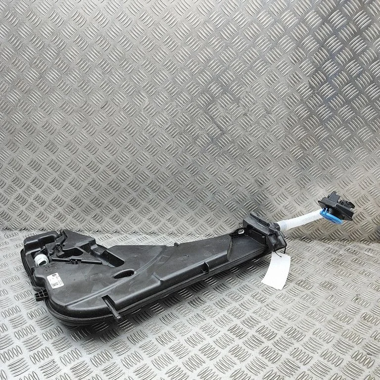 Logu mazgāšanas šķidruma tvertne 7431497