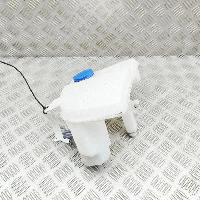 Windshield washer fluid reservoir/tank N24367480