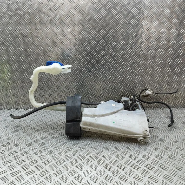 Logu mazgāšanas šķidruma tvertne 1K6955651