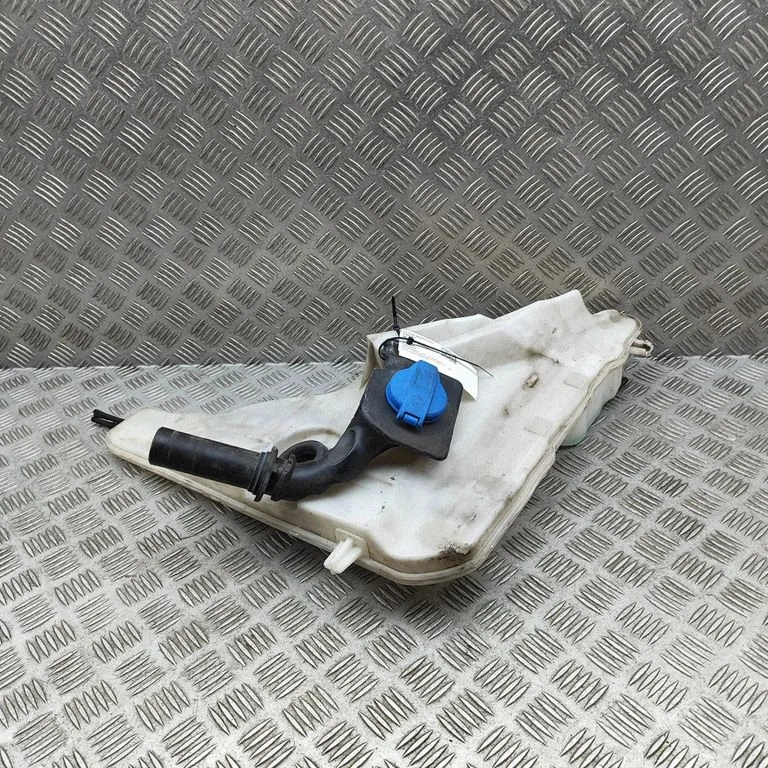 Logu mazgāšanas šķidruma tvertne 4M0250B