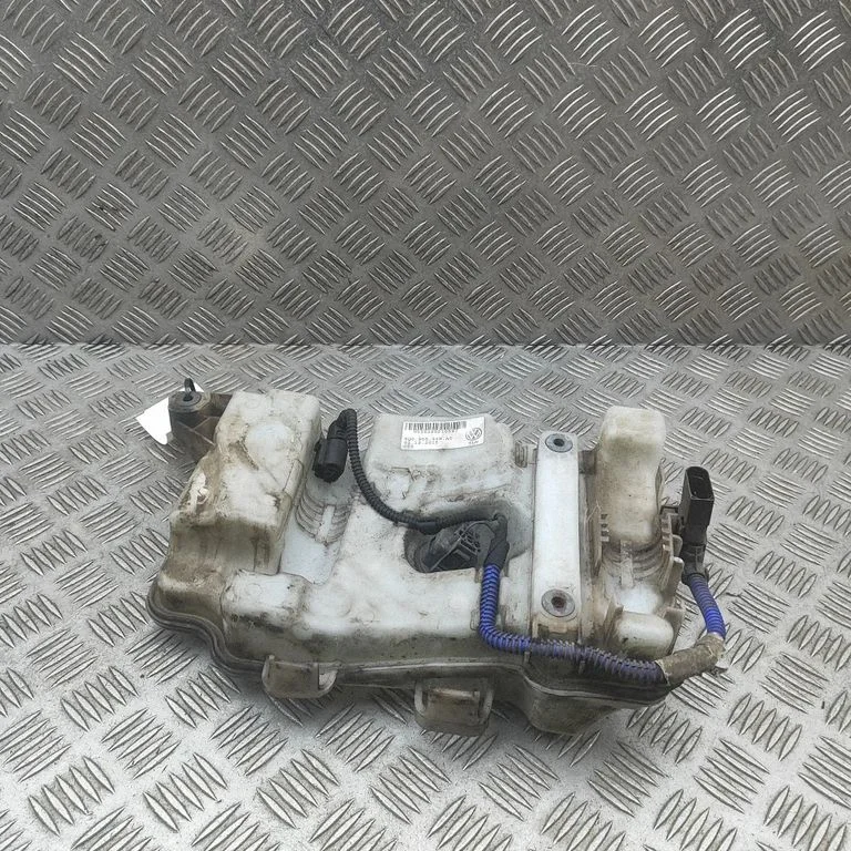Logu mazgāšanas šķidruma tvertne 5Q0955449AF