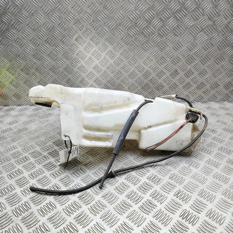 Logu mazgāšanas šķidruma tvertne 7W9314C143