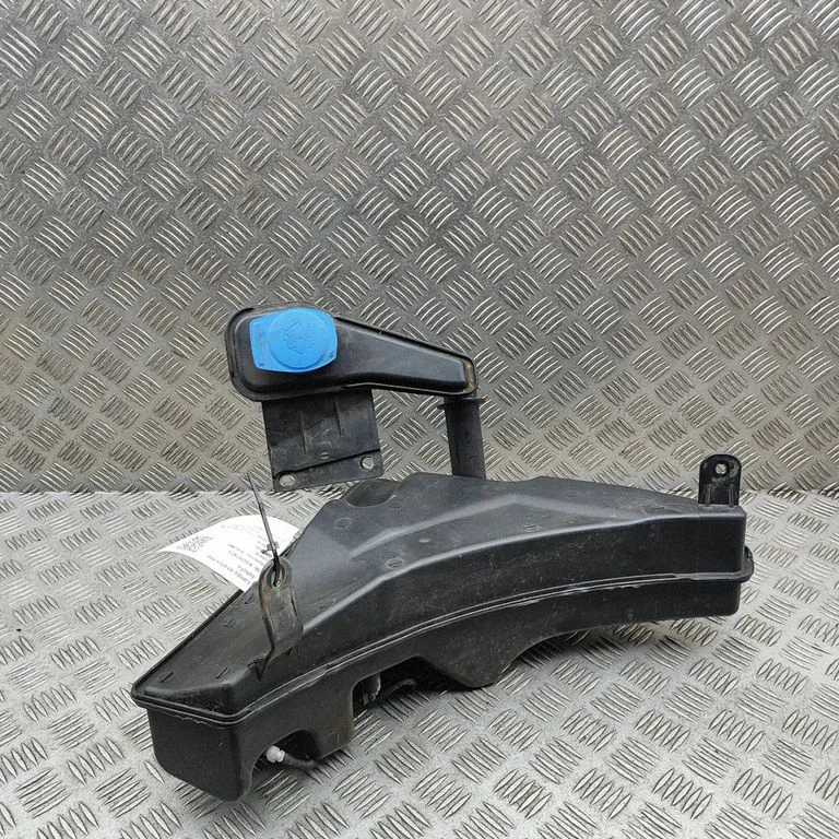 Logu mazgāšanas šķidruma tvertne 95B955449A
