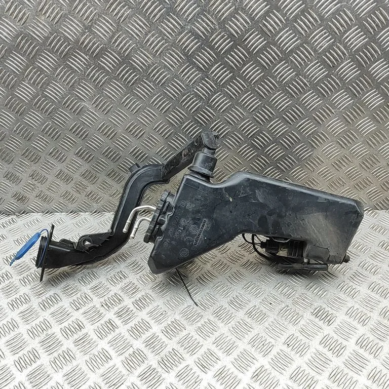Logu mazgāšanas šķidruma tvertne A2138600164