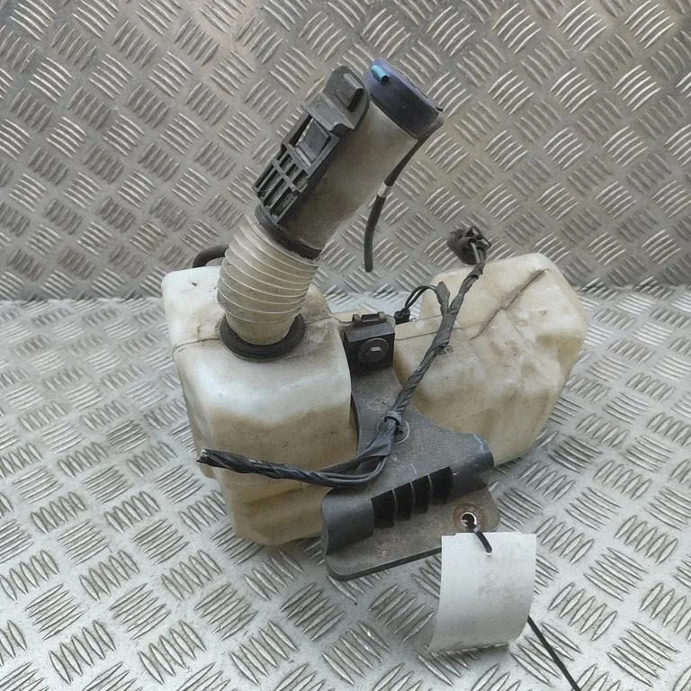 Logu mazgāšanas šķidruma tvertne 1612505280