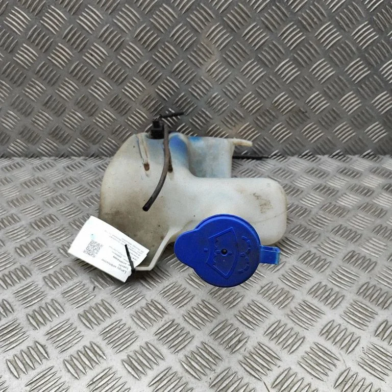 Windshield washer fluid reservoir/tank CN1517618AA