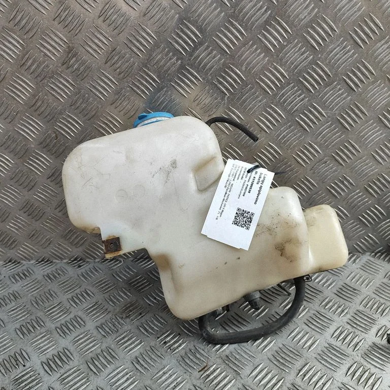 Klaasipesuvedeliku paak – Nissan Patrol Y61 (1997-2009)