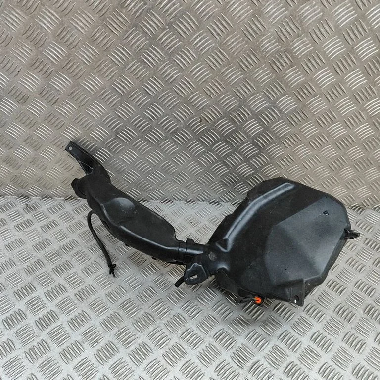 Zbiorniczek spryskiwacza – Tesla Model Y (2020-)