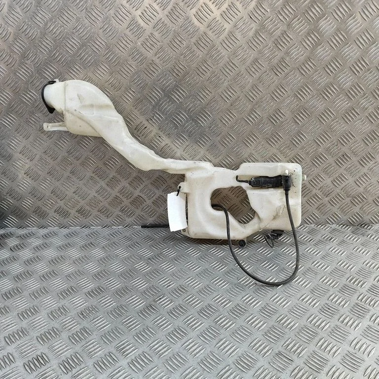 Logu mazgāšanas šķidruma tvertne 7157124