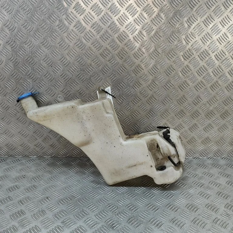 Logu mazgāšanas šķidruma tvertne 4D0955451B