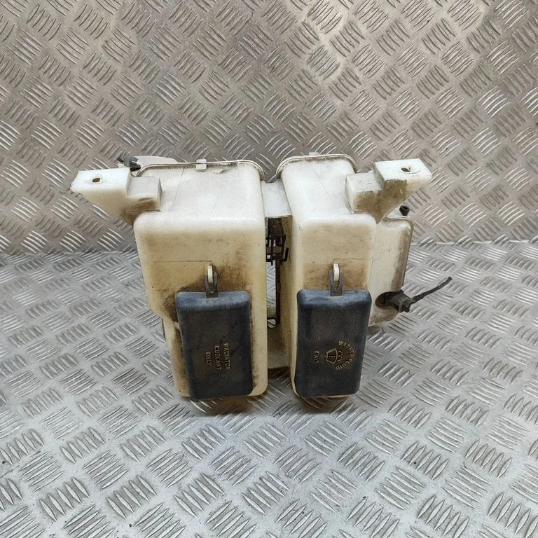 Logu mazgāšanas šķidruma tvertne F57U17610AC