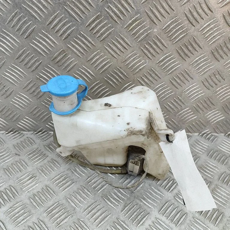 Logu mazgāšanas šķidruma tvertne 820BF022