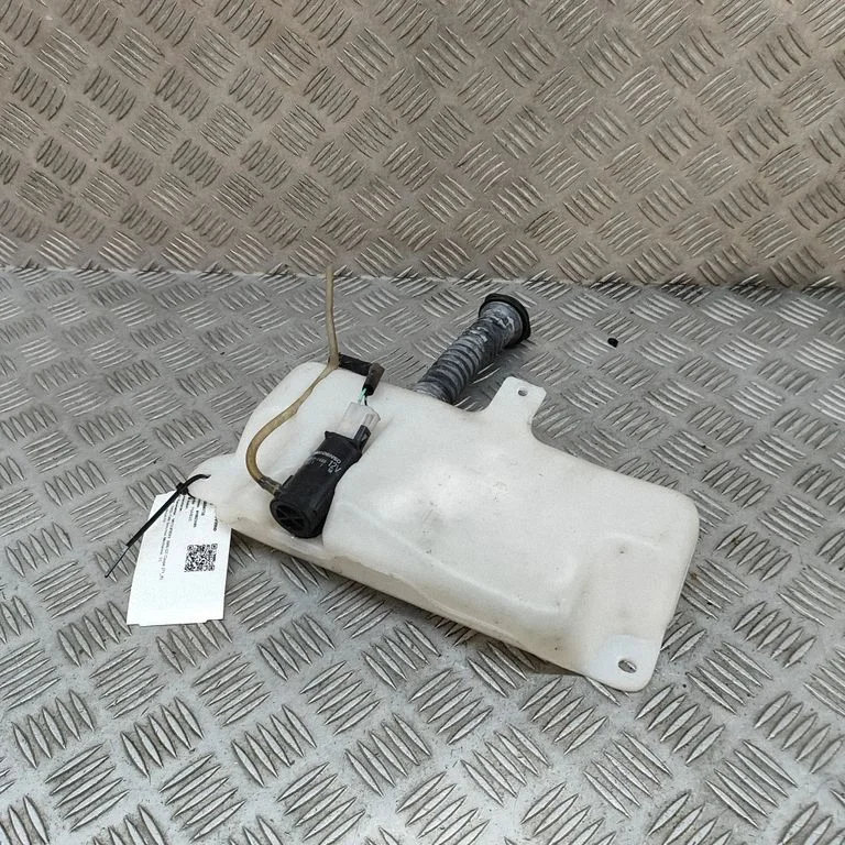 Logu mazgāšanas šķidruma tvertne MB859888