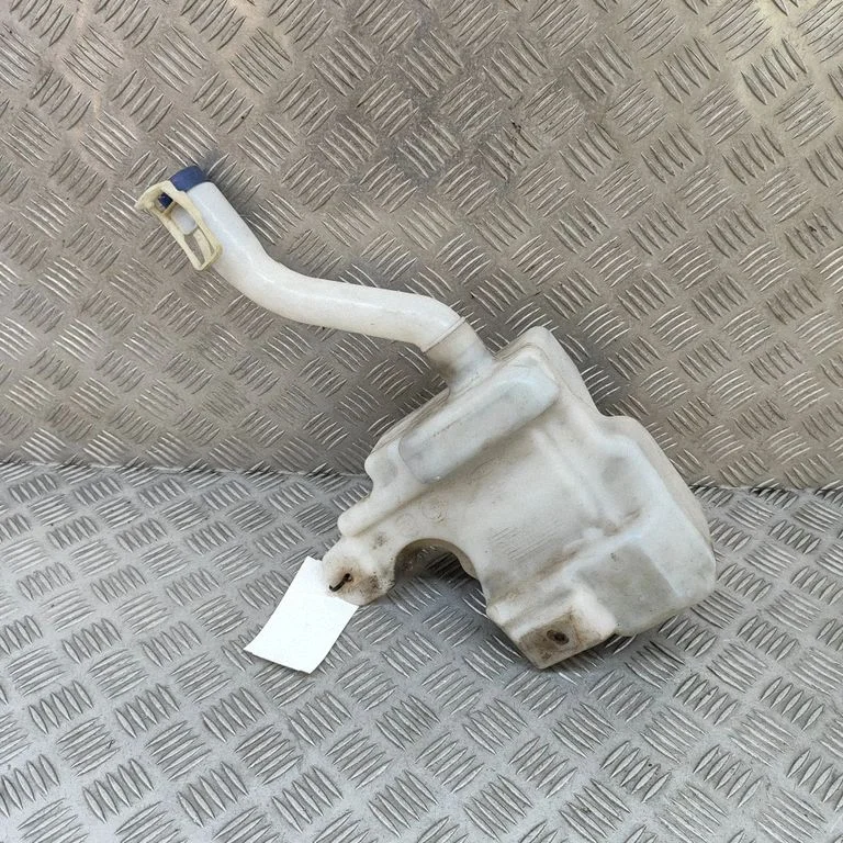 Logu mazgāšanas šķidruma tvertne D283146