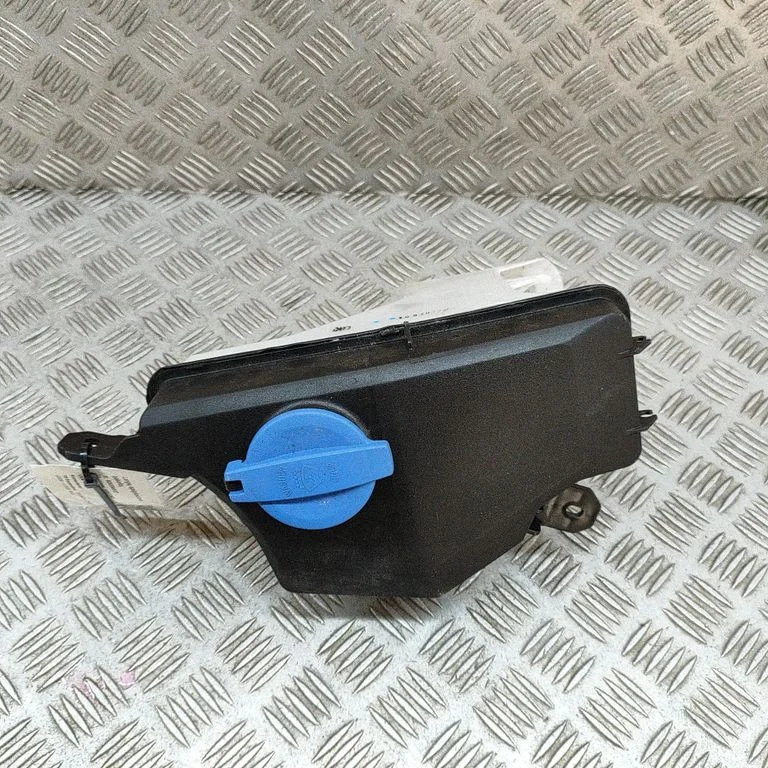 Klaasipesuvedeliku paak – Hyundai Ioniq (2016-)
