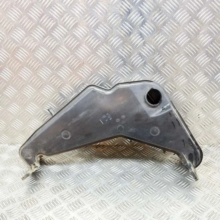 Logu mazgāšanas šķidruma tvertne 8R0955453B