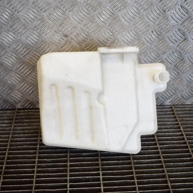 Windshield washer fluid reservoir/tank – Skoda Superb B6 (3T) (2008-2015)