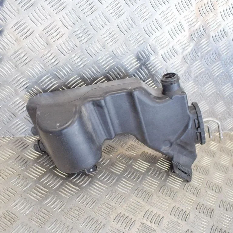 Windshield washer fluid reservoir/tank