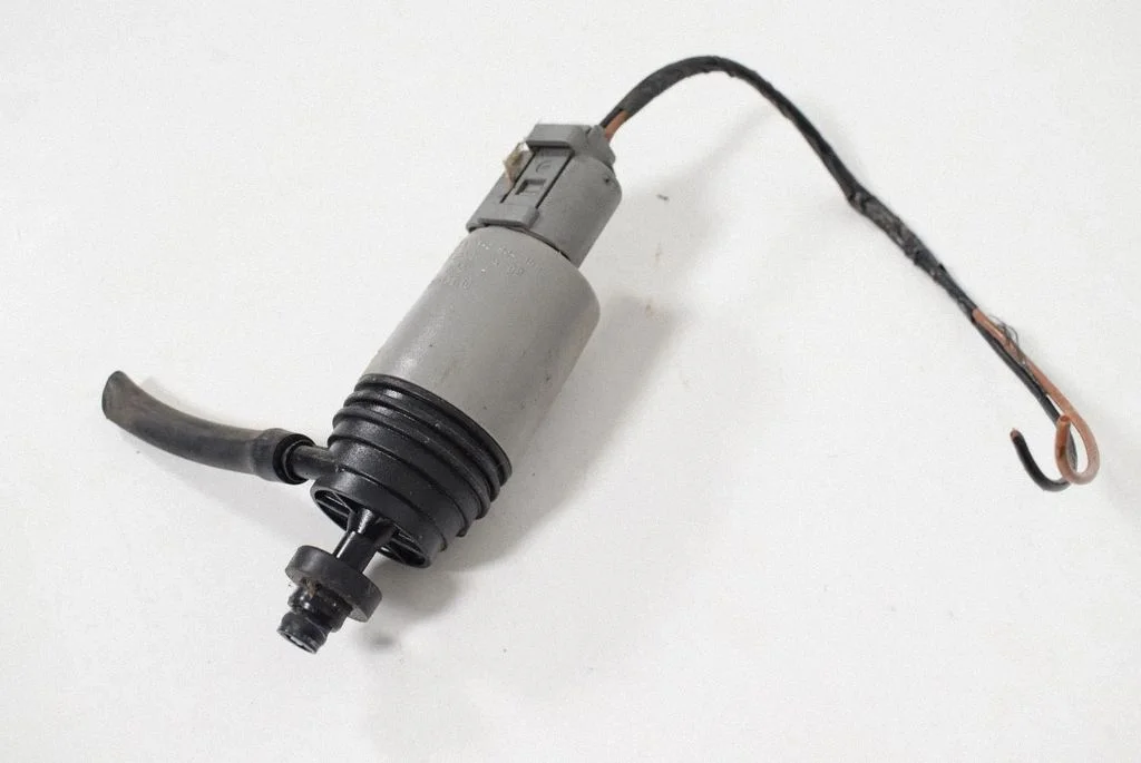 Windscreen/windshield washer pump – BMW 3 Series E92 E93 (2005-2014)