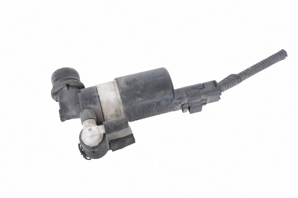 Windscreen/windshield washer pump – Renault Megane III (2009-2016)
