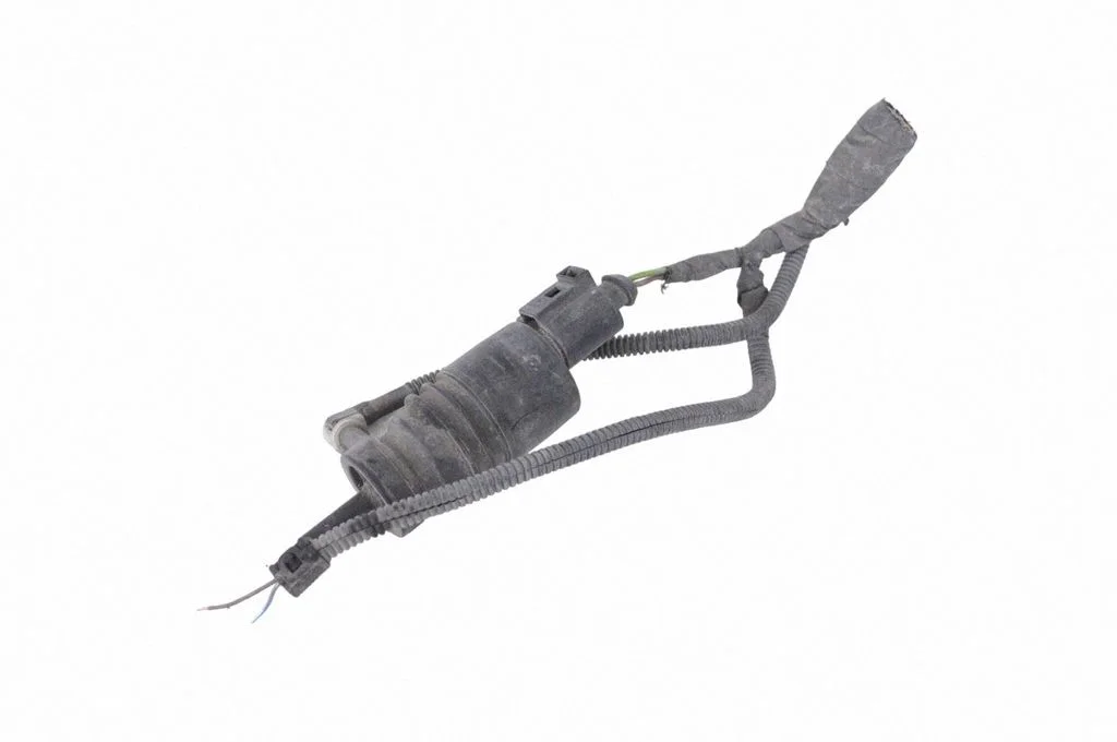 Windscreen/windshield washer pump – Volkswagen Caddy (2011-2016)