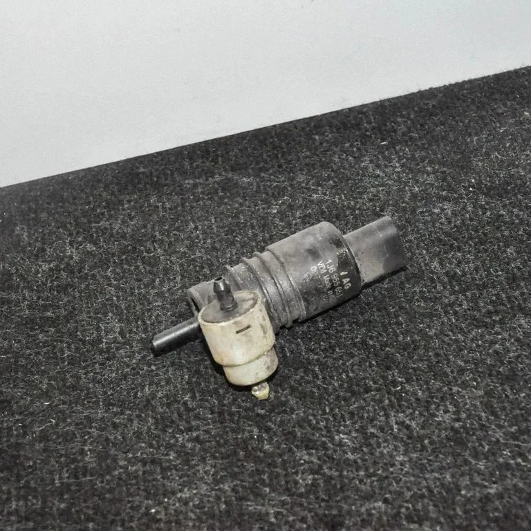 Klaasipesuvedeliku pump (klaaside) – Volkswagen Golf Plus (2005-2013)