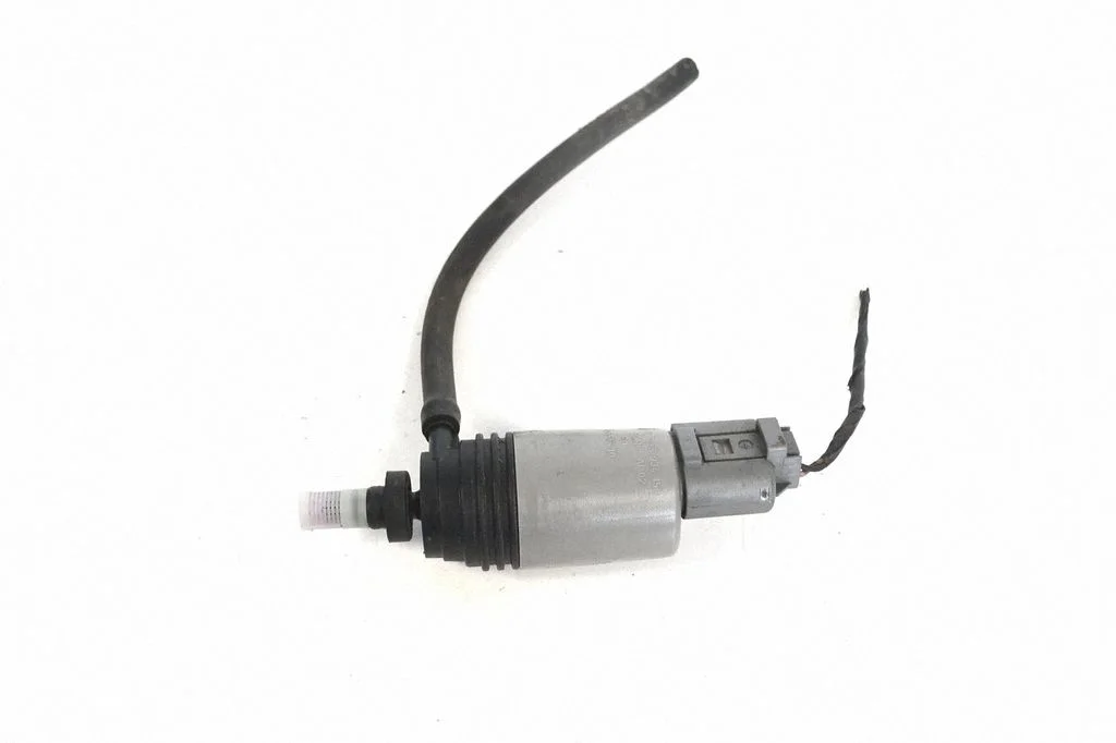 Windscreen/windshield washer pump – BMW 1 Series E81 E87 (2004-2011)