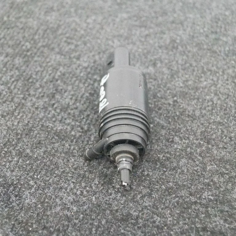 Windscreen/windshield washer pump – BMW 3 Series E90 E91 (2005-2012)
