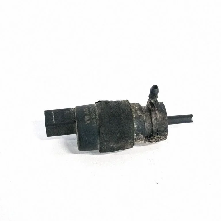 Windscreen/windshield washer pump – Volkswagen Passat B6 (2005-2010)