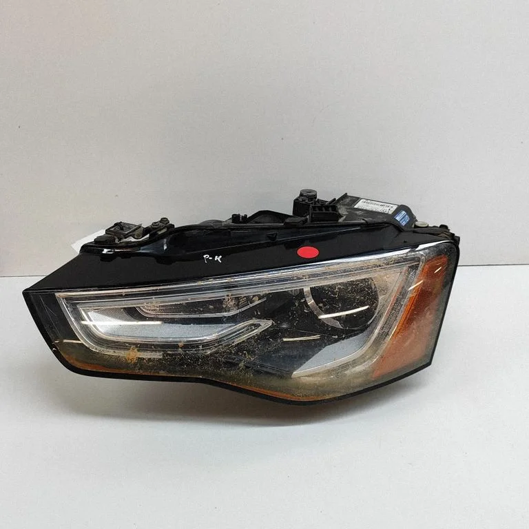 Priekšējais lukturis 8T0941031E
