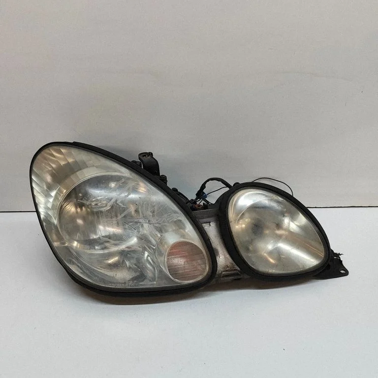 Priekšējais lukturis 811103A400