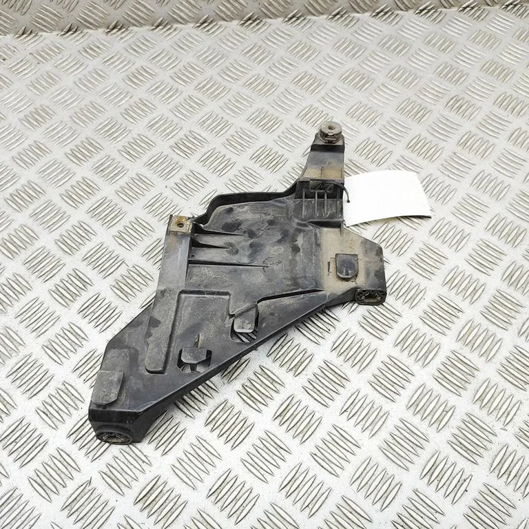 Esitule kinnitusklamber – Audi Q5 SQ5 8R (2008-2017)
