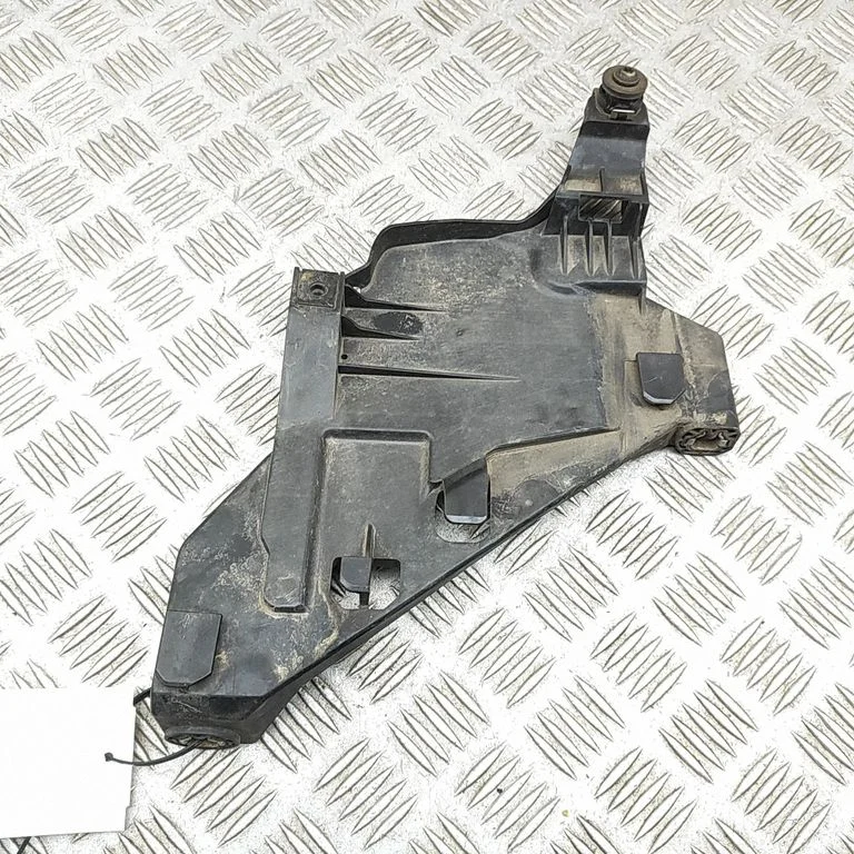 Esitule kinnitusklamber – Audi Q5 SQ5 8R (2008-2017)