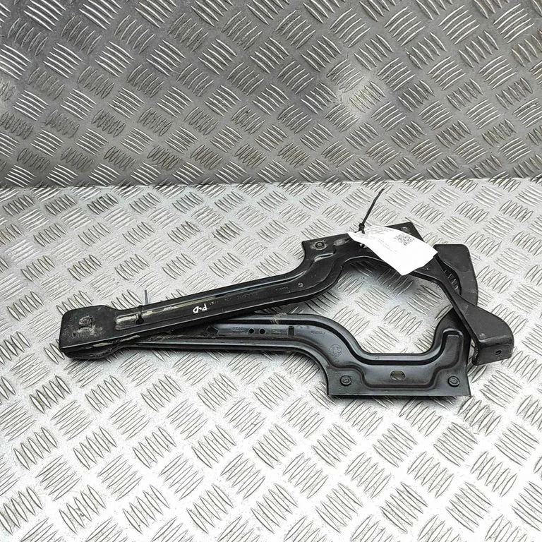 Esitule kinnitusklamber – Skoda Enyaq iV (2020-)