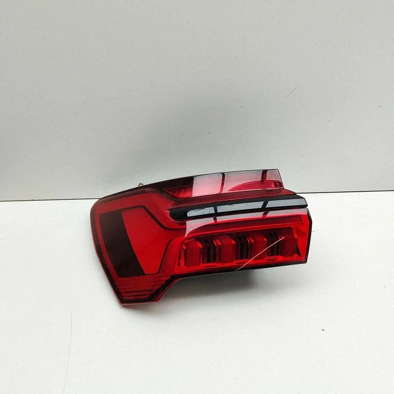 Aizmugurējais lukturis virsbūvē 4K5945091E