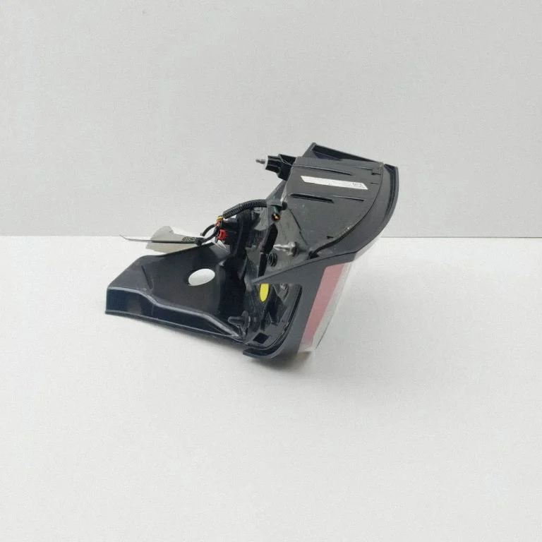 Lampa tylna w błotniku 150208700D