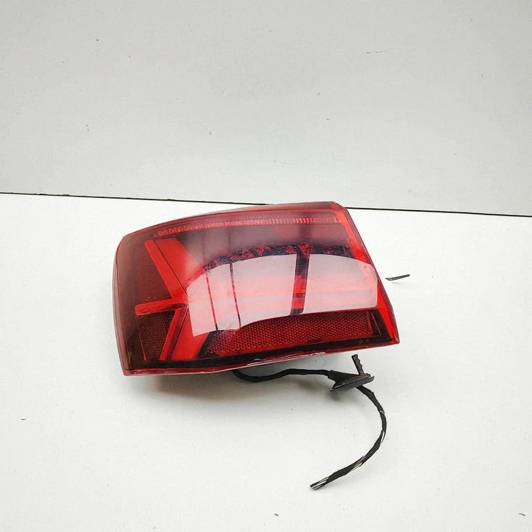 Lampa tylna w błotniku 4G9945095F
