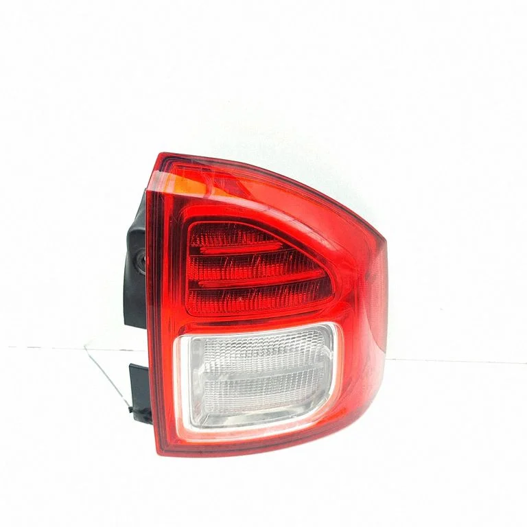 Aizmugurējais lukturis virsbūvē 05182544BUX